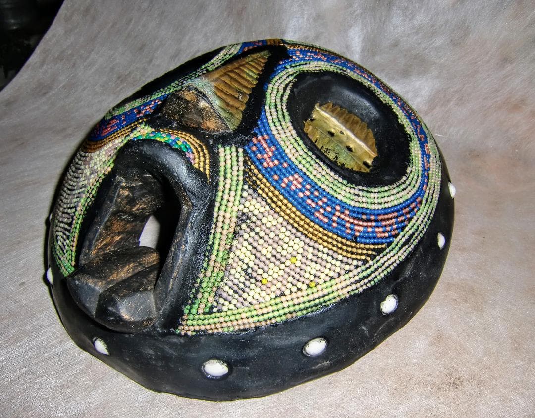 アフリカ　木彫りのマスク　ビーズ装飾