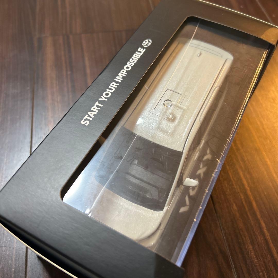 トヨタ　ヴォクシー　VOXY 90系　1/30 ホワイトパール