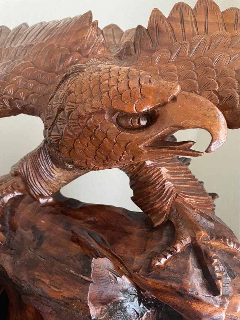 木製鷲の彫刻