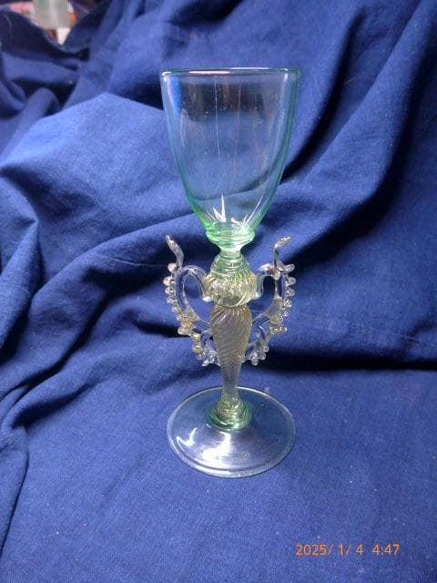 繊細で美しいヴェネチアングラスです。緑色です