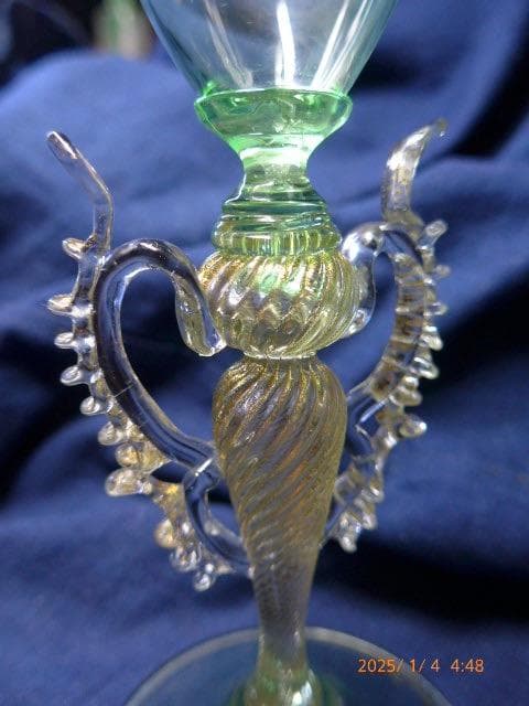 繊細で美しいヴェネチアングラスです。緑色です