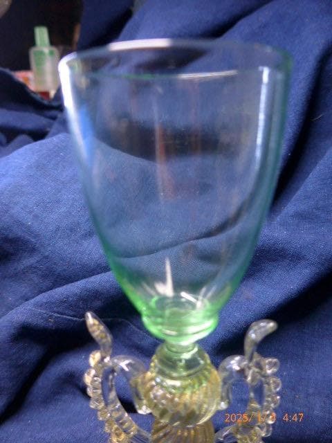 繊細で美しいヴェネチアングラスです。緑色です