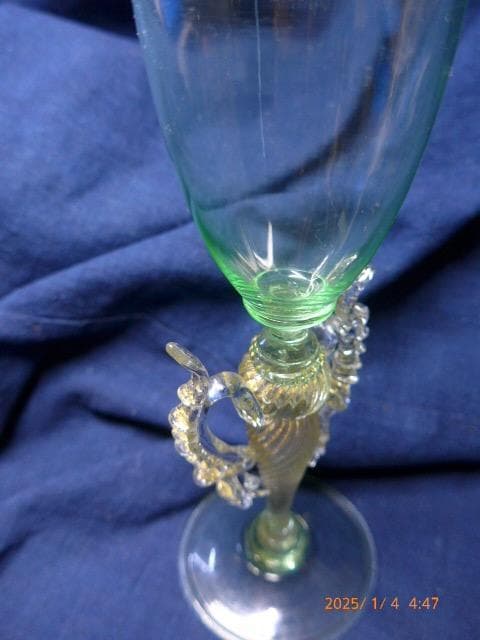 繊細で美しいヴェネチアングラスです。緑色です