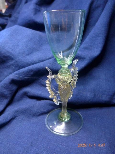 繊細で美しいヴェネチアングラスです。緑色です