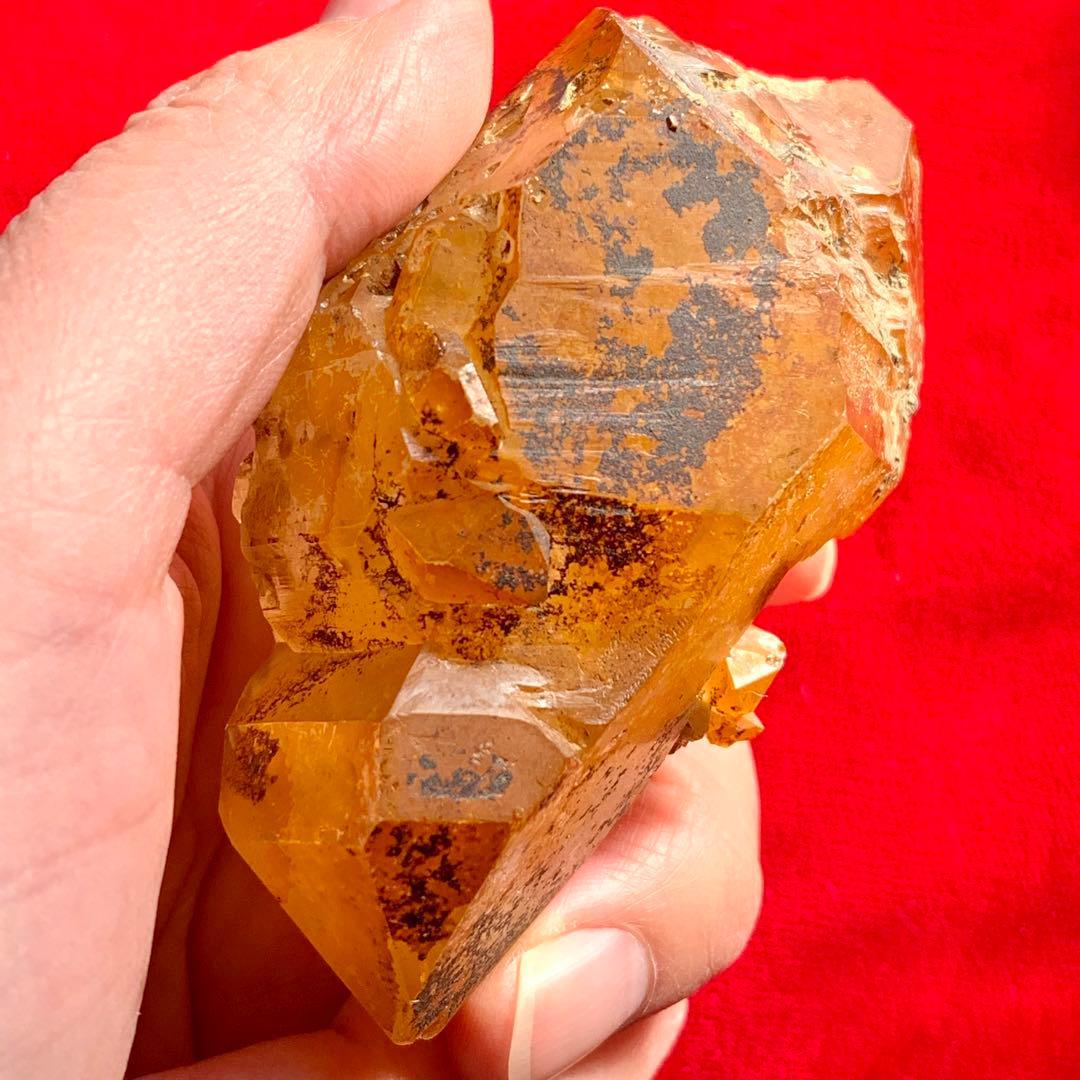 珍品！酸化鉄の被膜により黄色い巨大フェンスタークォーツ