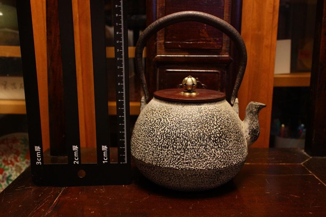 泰山堂造鉄瓶 裏蓋刻印白肌（未使用品）