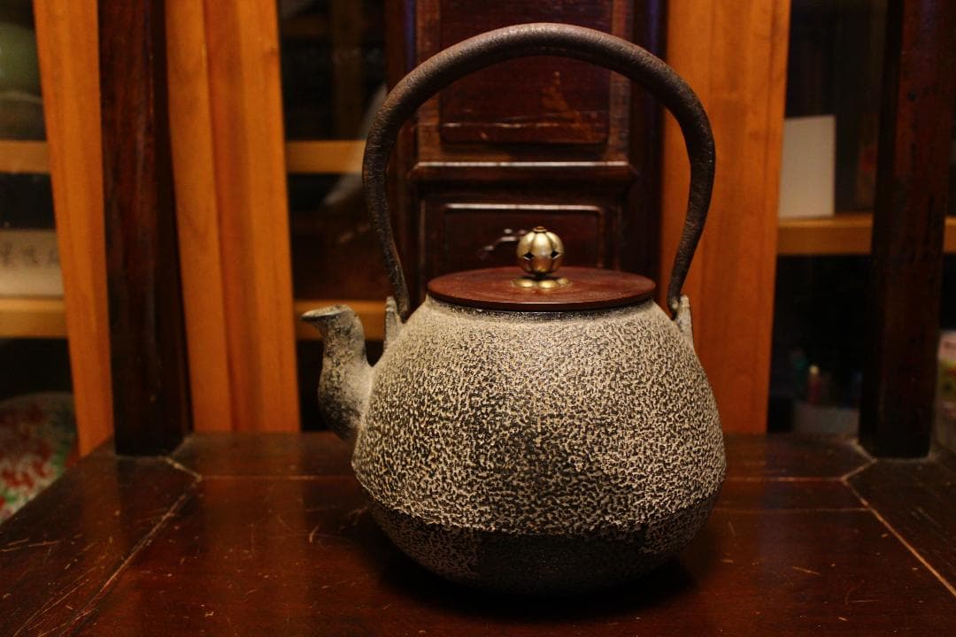 泰山堂造鉄瓶 裏蓋刻印白肌（未使用品）