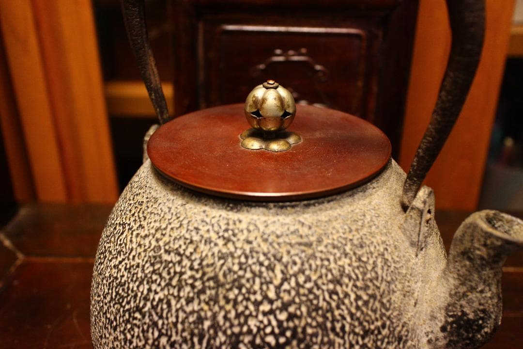 泰山堂造鉄瓶 裏蓋刻印白肌（未使用品）