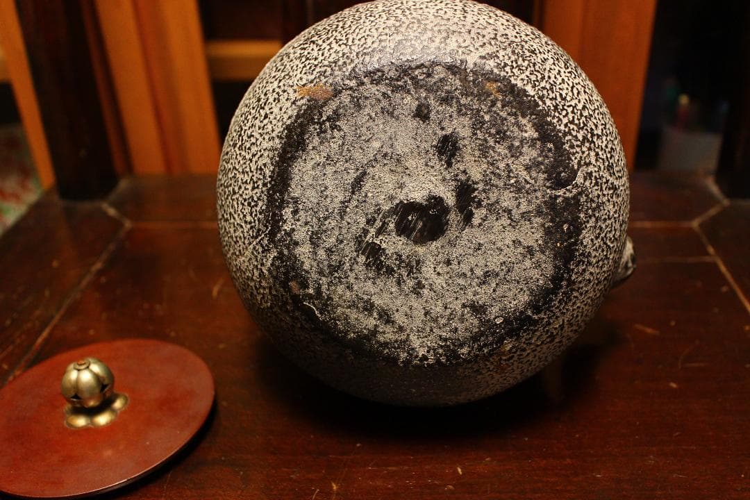 泰山堂造鉄瓶 裏蓋刻印白肌（未使用品）