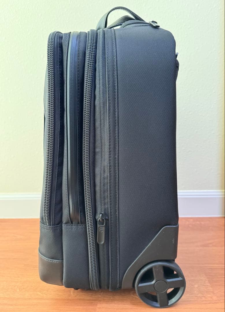 ヴィクトリノックス ブラック ビジネスキャリーケース 拡張可能 伸縮式ハンドル