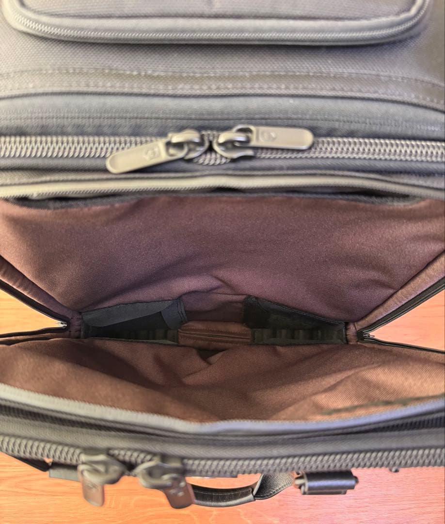 ヴィクトリノックス ブラック ビジネスキャリーケース 拡張可能 伸縮式ハンドル