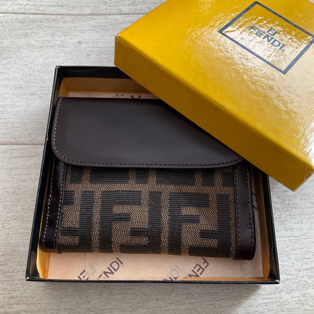 未使用 FENDI 二つ折りズッカ柄コンパクトウォレット ヴィンテージ ブラウン