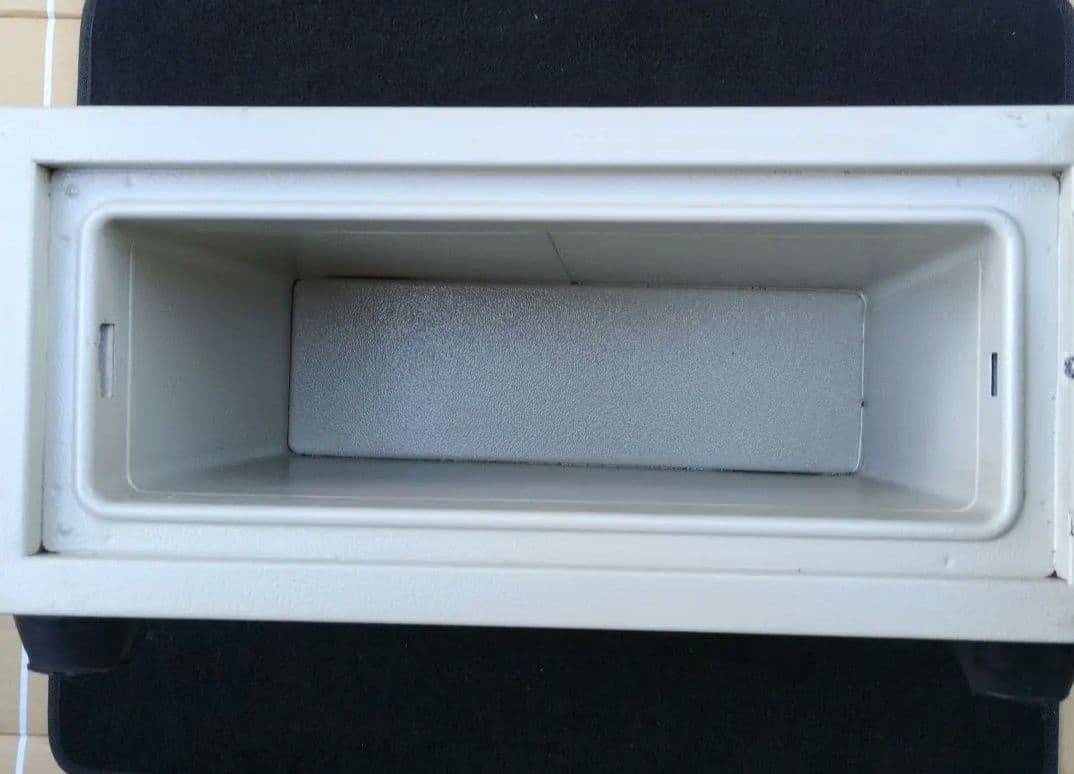 耐火金庫 。アイボリーキャッシュボックス 回転式鍵付き。１h耐火・衝撃落下。