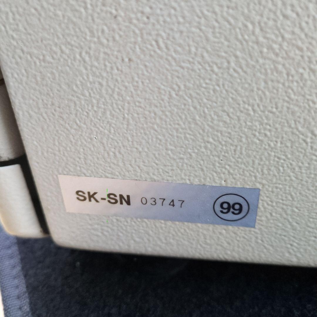 耐火金庫 。アイボリーキャッシュボックス 回転式鍵付き。１h耐火・衝撃落下。