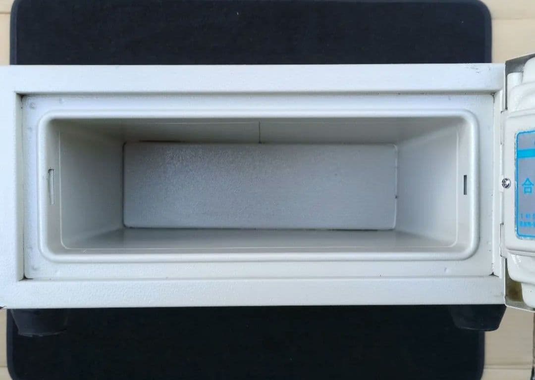 耐火金庫 。アイボリーキャッシュボックス 回転式鍵付き。１h耐火・衝撃落下。