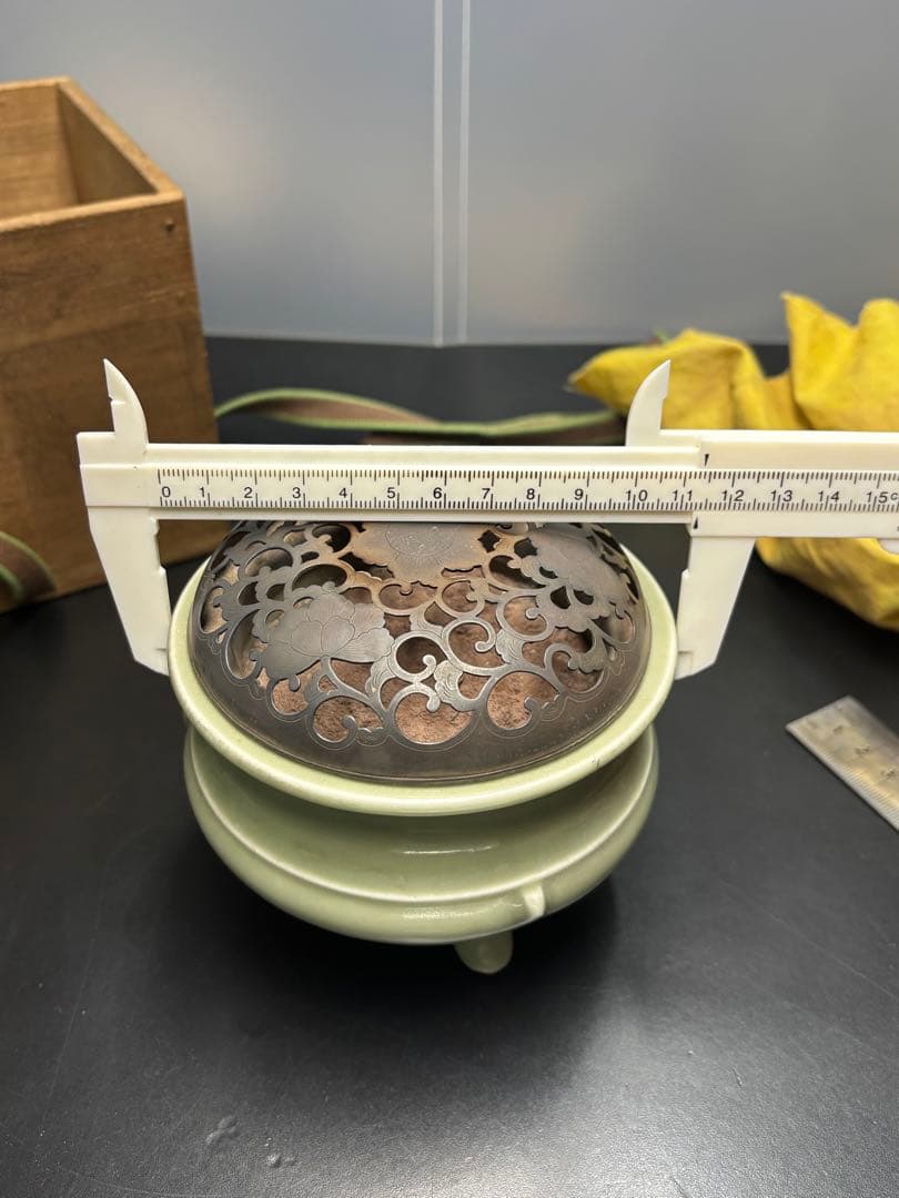 純銀覆 青磁香炉 純銀蓋 透かし彫り 花文様 共箱付き 青磁香爐 骨董品
