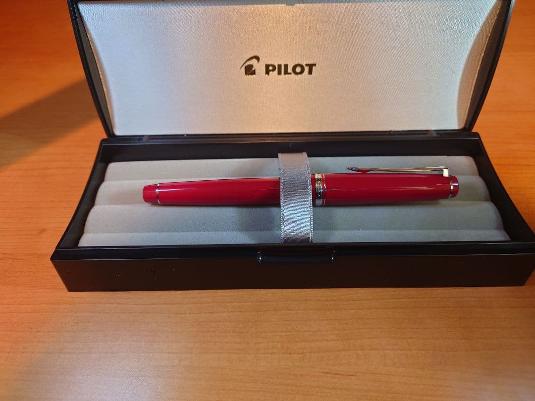 廃盤色 PILOT 万年筆 エラボー 樹脂軸 赤 ペン先14K 字幅SM 中軟字