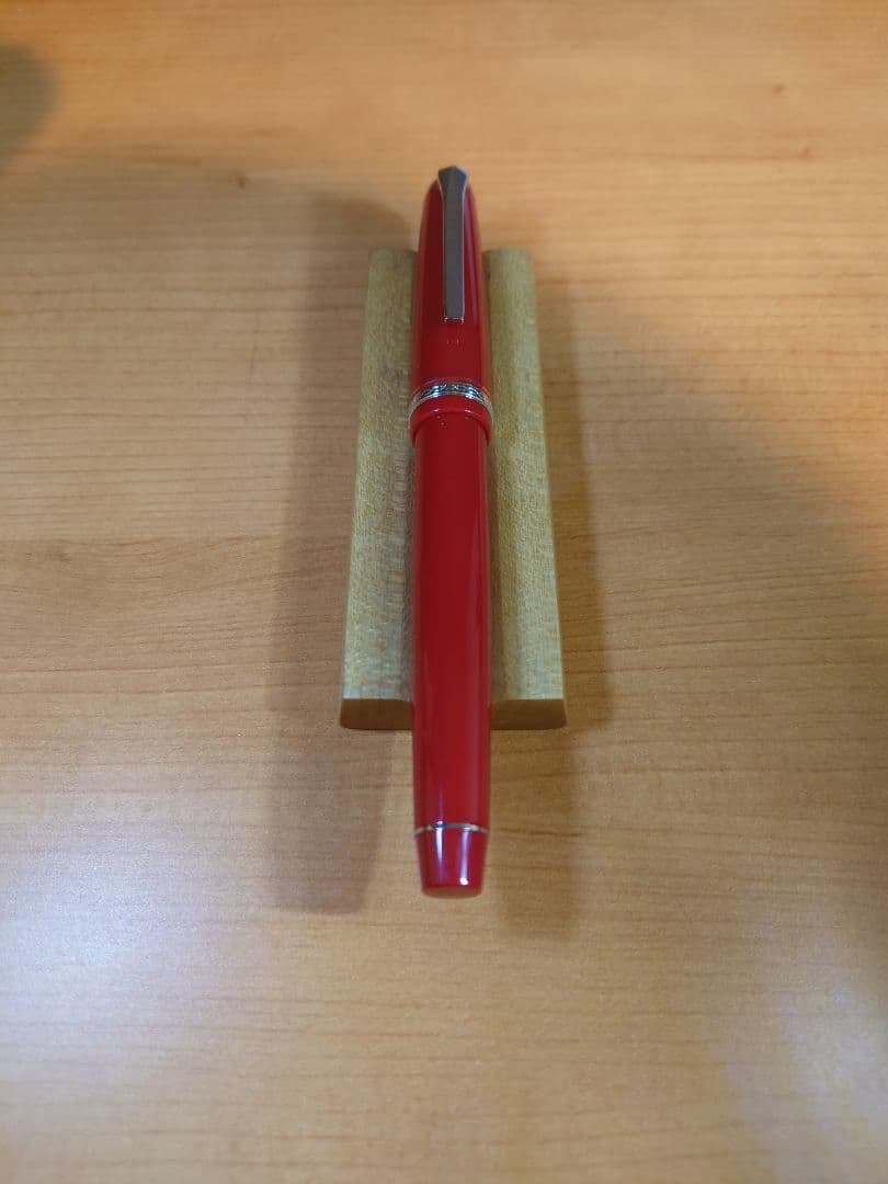 廃盤色 PILOT 万年筆 エラボー 樹脂軸 赤 ペン先14K 字幅SM 中軟字