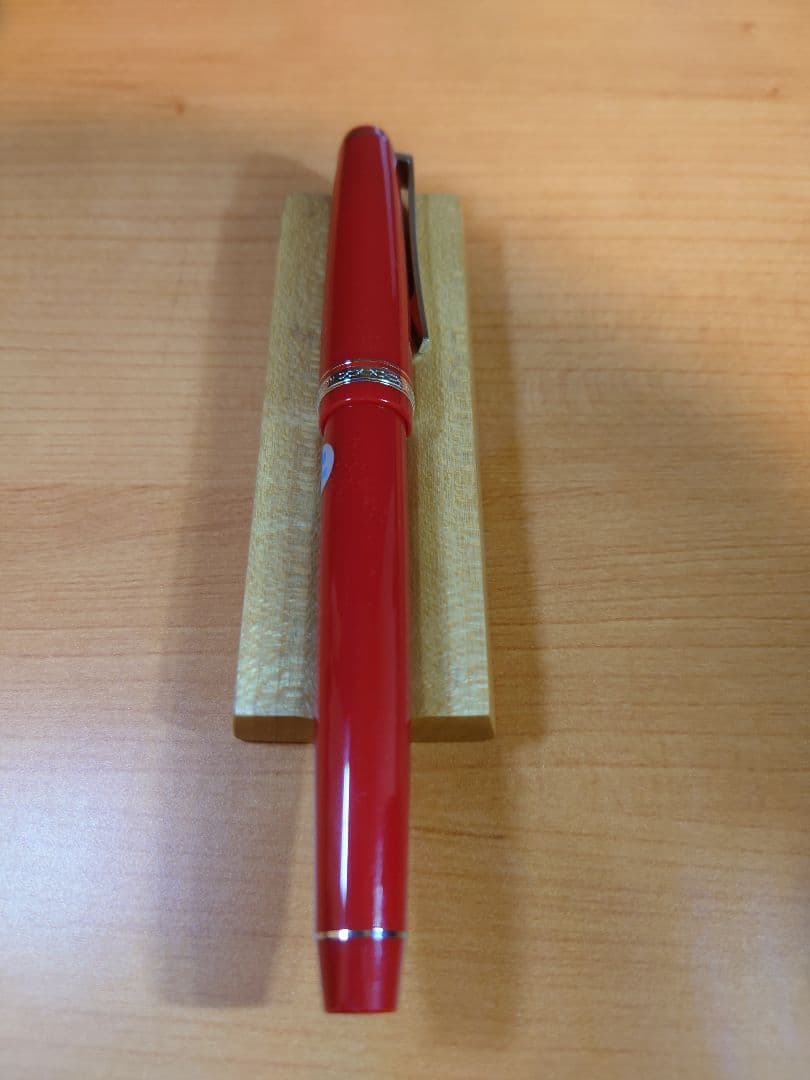 廃盤色 PILOT 万年筆 エラボー 樹脂軸 赤 ペン先14K 字幅SM 中軟字