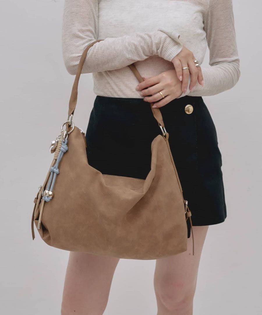 【yomo企画】チャーム付きワンハンドルベルトデザインバック