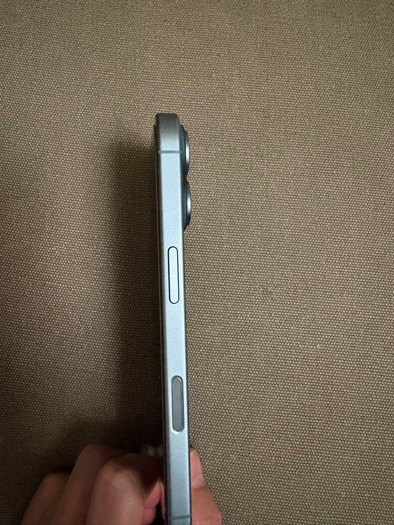 【美品】Apple iPhone 16 本体　ティール