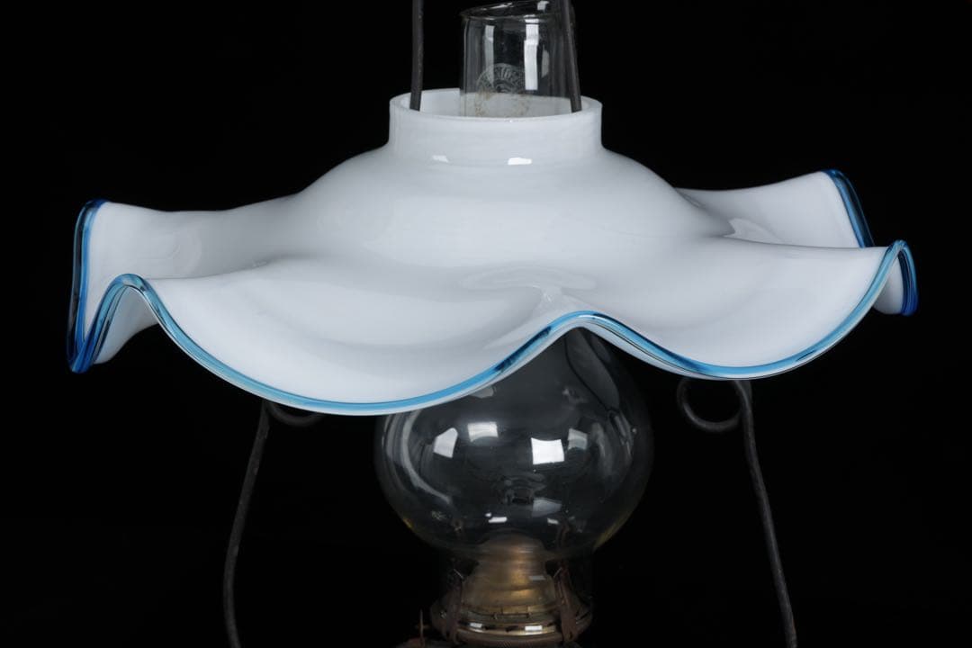 吊りオイルランプ 明治～大正期 水色縁乳白ガラス傘 大正ガラス 古美術 骨董品