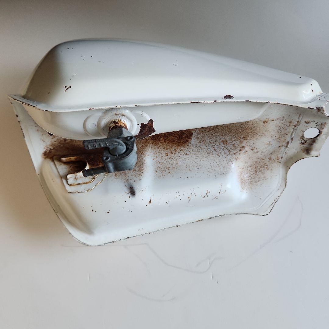 モンキーBAJAガソリンタンク白 鍵付き送料無料、即納いたします。