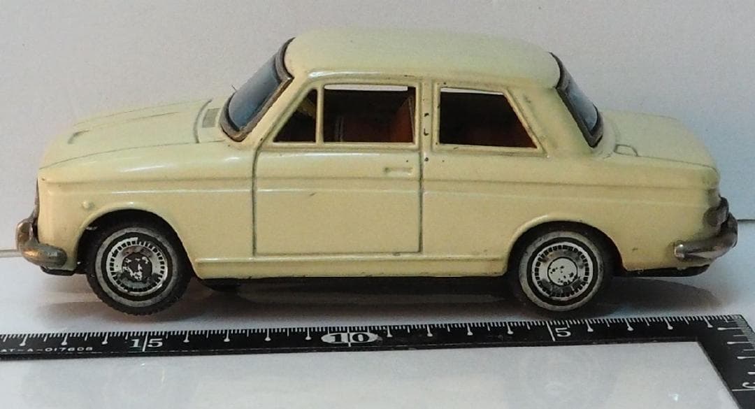 萬代屋【ダットサン ブルーバード410 2ドア白リモコン欠】ブリキ製ミニカー箱無