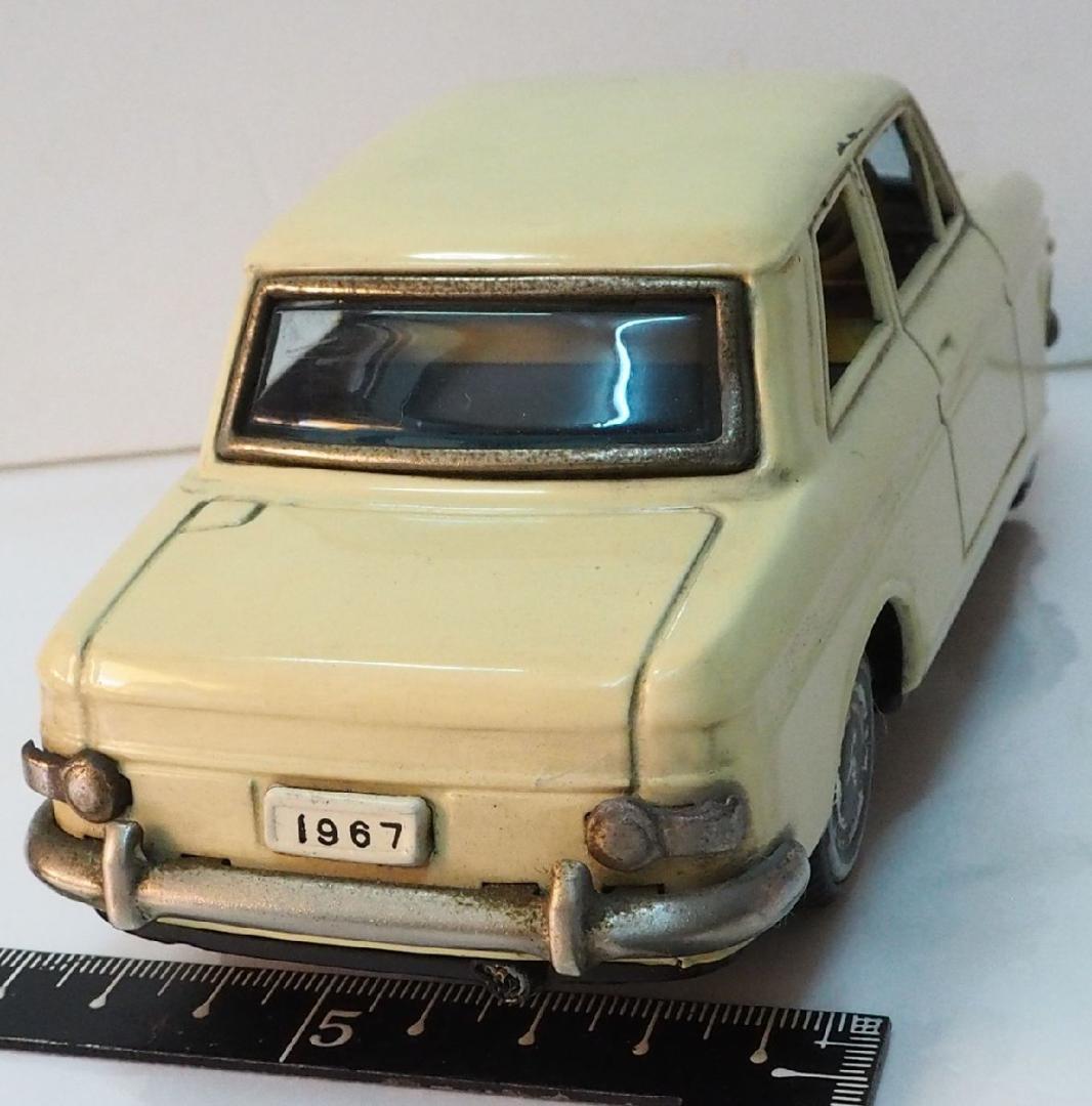 萬代屋【ダットサン ブルーバード410 2ドア白リモコン欠】ブリキ製ミニカー箱無