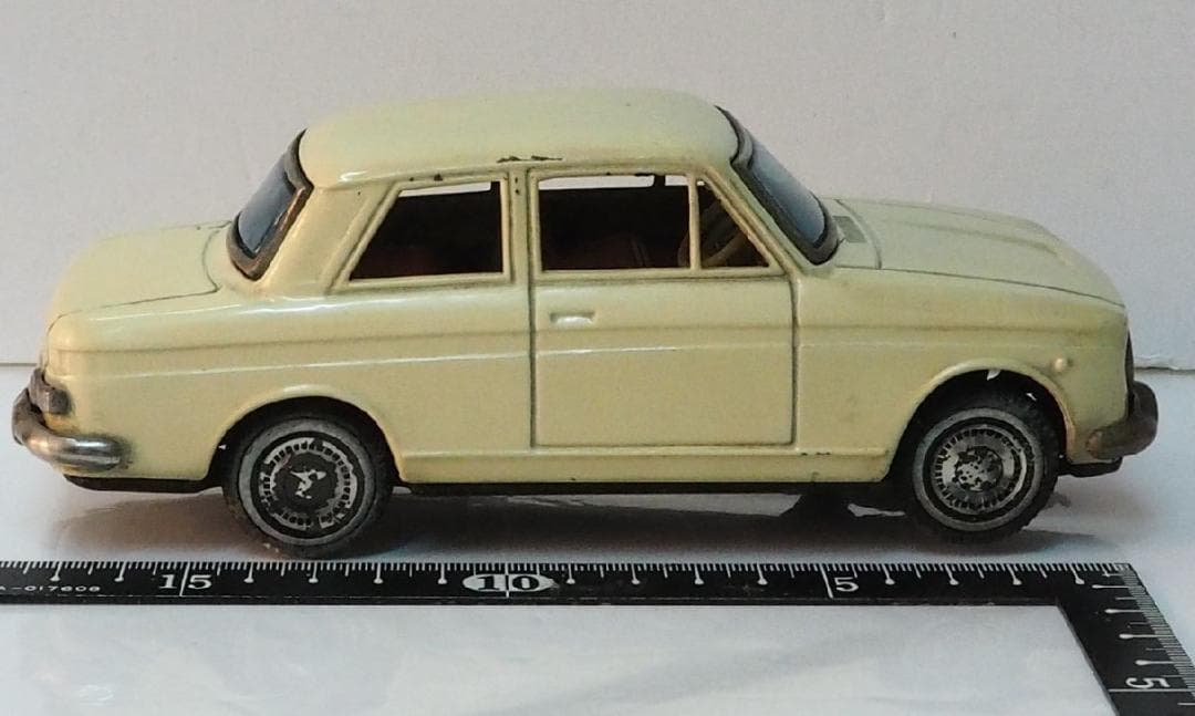萬代屋【ダットサン ブルーバード410 2ドア白リモコン欠】ブリキ製ミニカー箱無