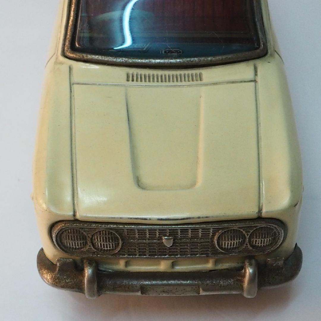 萬代屋【ダットサン ブルーバード410 2ドア白リモコン欠】ブリキ製ミニカー箱無