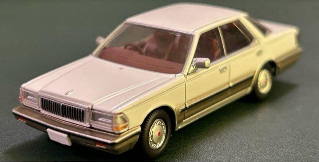 トミカリミテッドヴィンテージネオ ニッサン セドリック V30 白