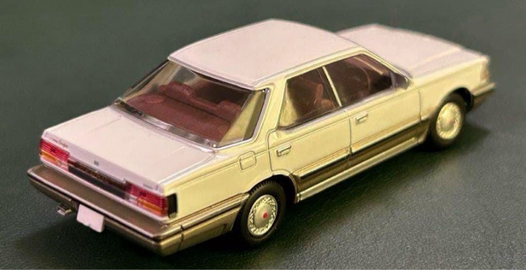 トミカリミテッドヴィンテージネオ ニッサン セドリック V30 白