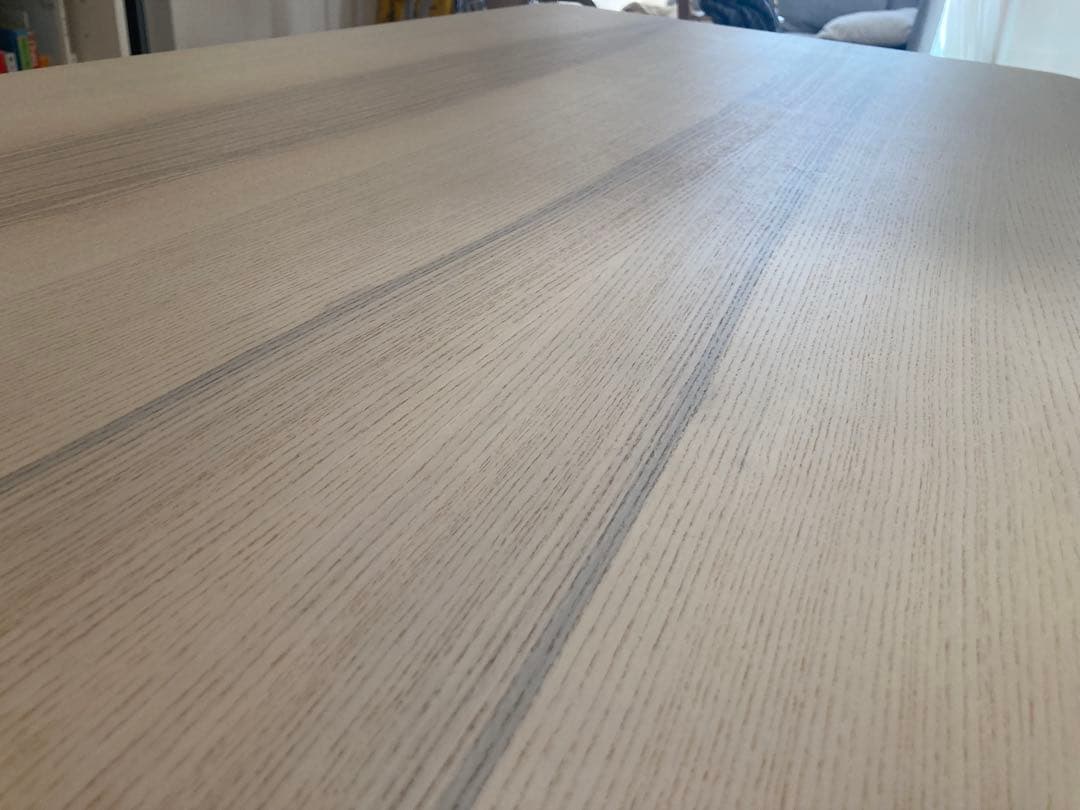 IKEAリーサボー　ダイニングテーブル