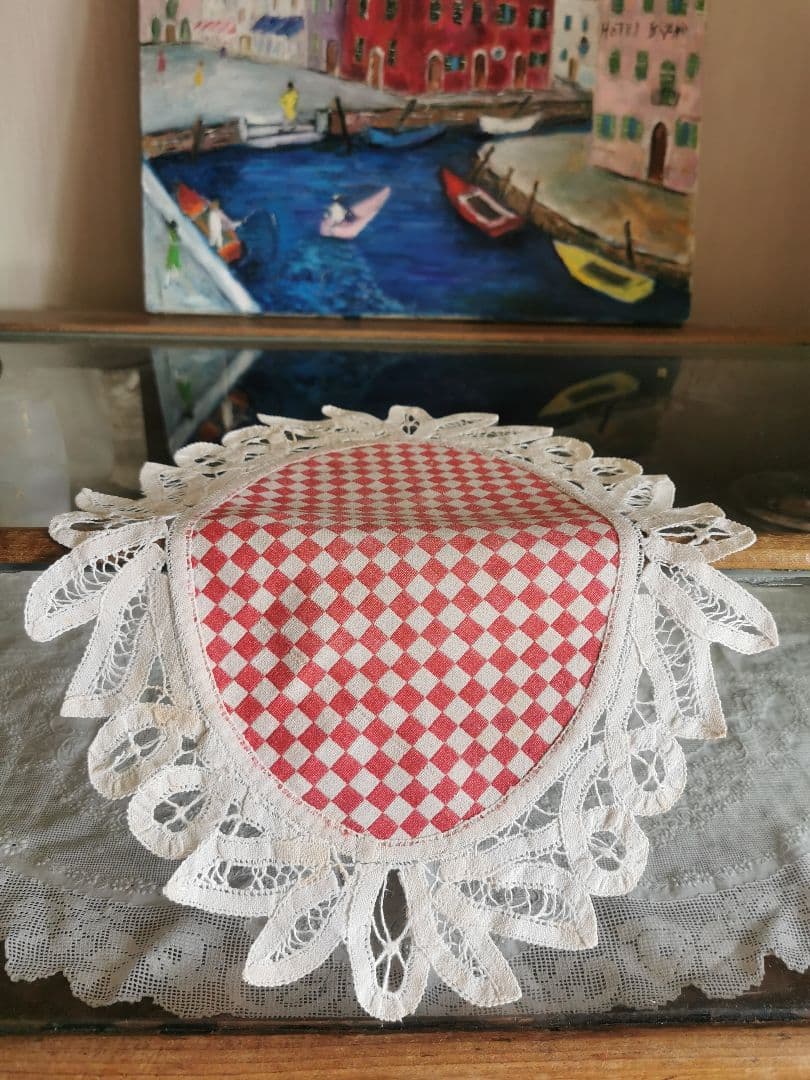 アンティークフランス レッド＆アイボリー 市松模様織 バテンバーグレースドイリー