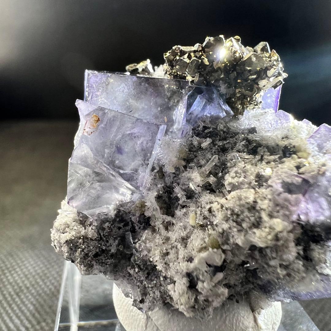 ヤオガンシャン産　パイライトが美しい‼︎ 「藤紫色」フローライト