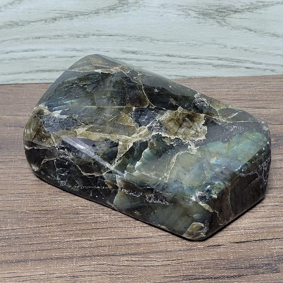 巨大ラブラドライト 原石 789g　台座付