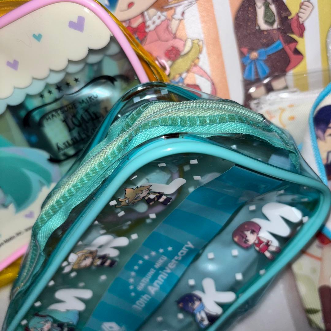 初音ミク等シールポーチハンカチフィギュアラバーキーホルダー色紙缶バッジカード