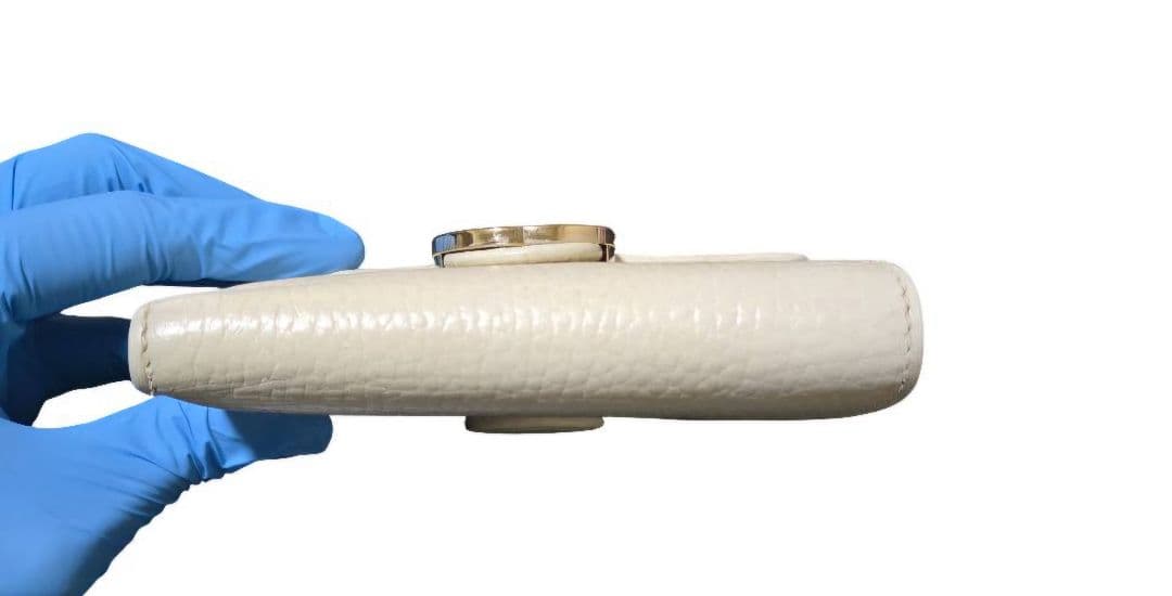 GUCCI インターロッキング　GG　二つ折り財布　レザー　ホワイト