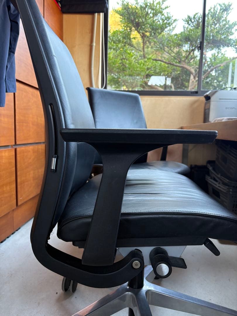 ② Steelcase オフィスチェア 黒 レザー　希少　旧モデル　美品　4脚有