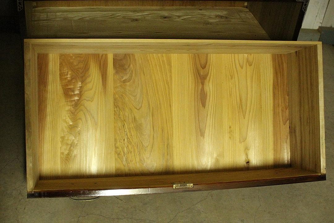 綺麗な前欅の箪笥　2段　引き出し　タンス　収納　古家具　古民家　時代家具