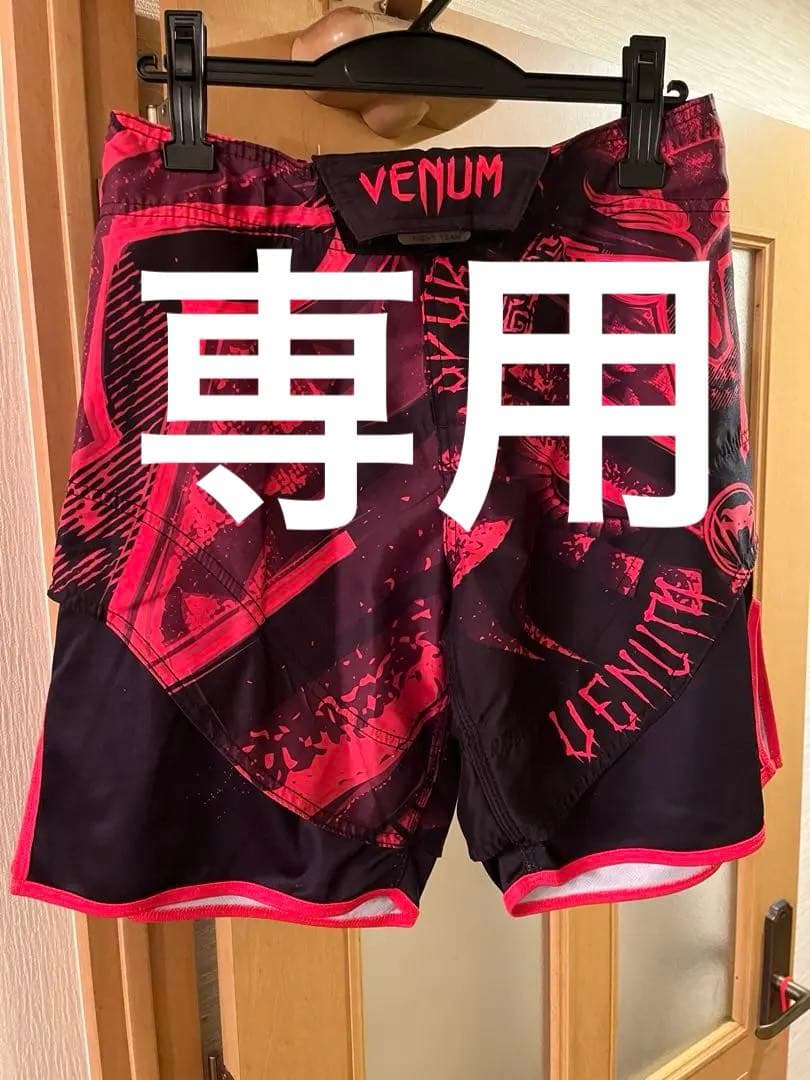 購入可能Venum 赤黒 グラフィックショートパンツ