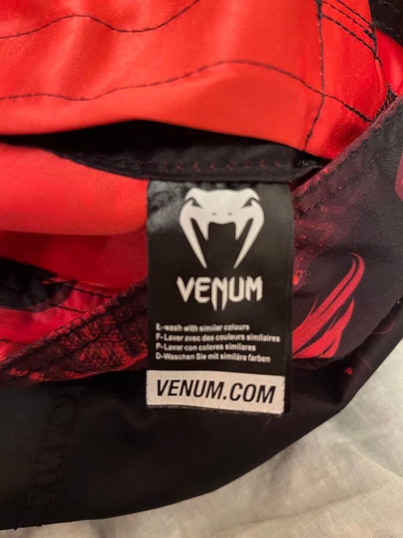 購入可能Venum 赤黒 グラフィックショートパンツ