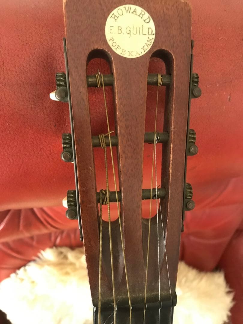 小さめのギター　HOWARD E.B.GUILD