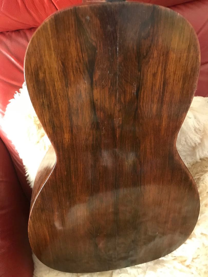 小さめのギター　HOWARD E.B.GUILD