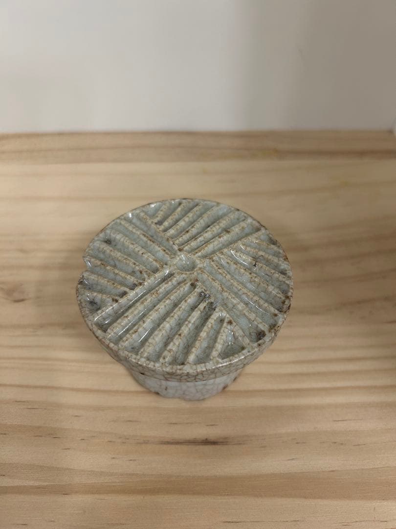 李朝餅型　白磁櫛目文