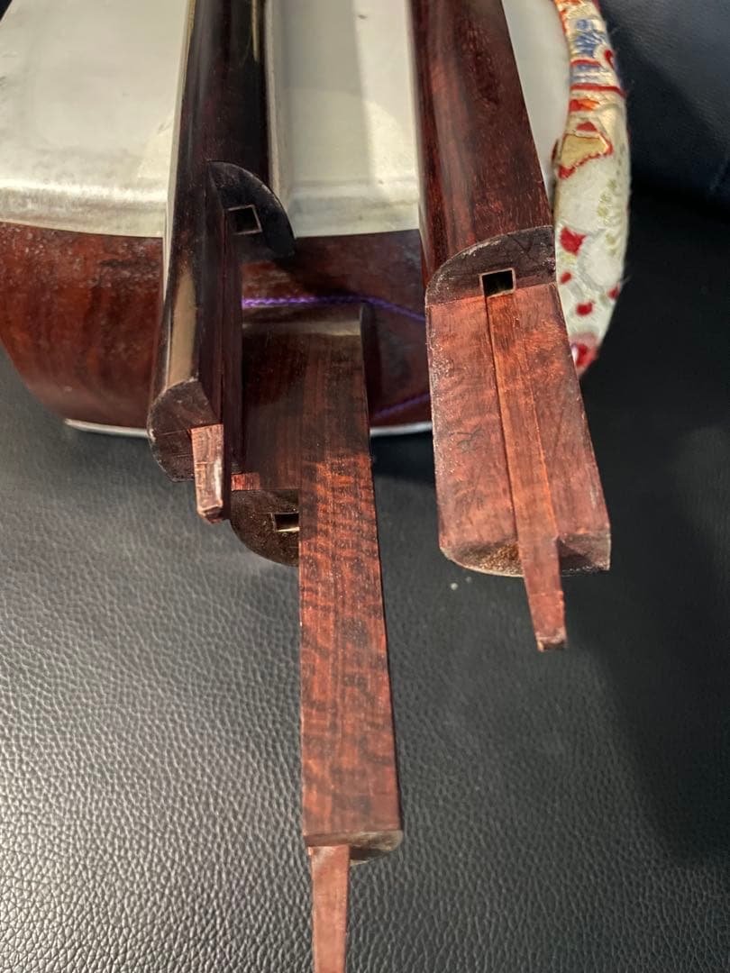 三味線 紅木 金細 一本溝 綾杉胴彫あり　糸巻天然素材　k9刻印あり