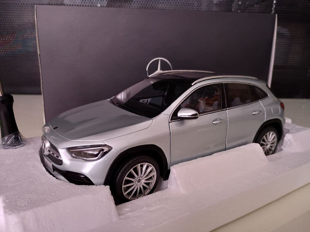 メルセデス特注 メルセデスベンツ GLA Mercedes Benz 1/18