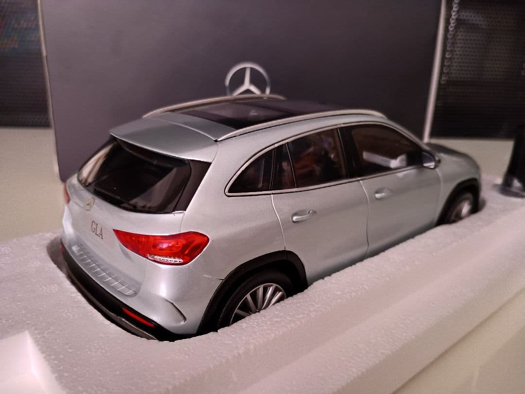 メルセデス特注 メルセデスベンツ GLA Mercedes Benz 1/18