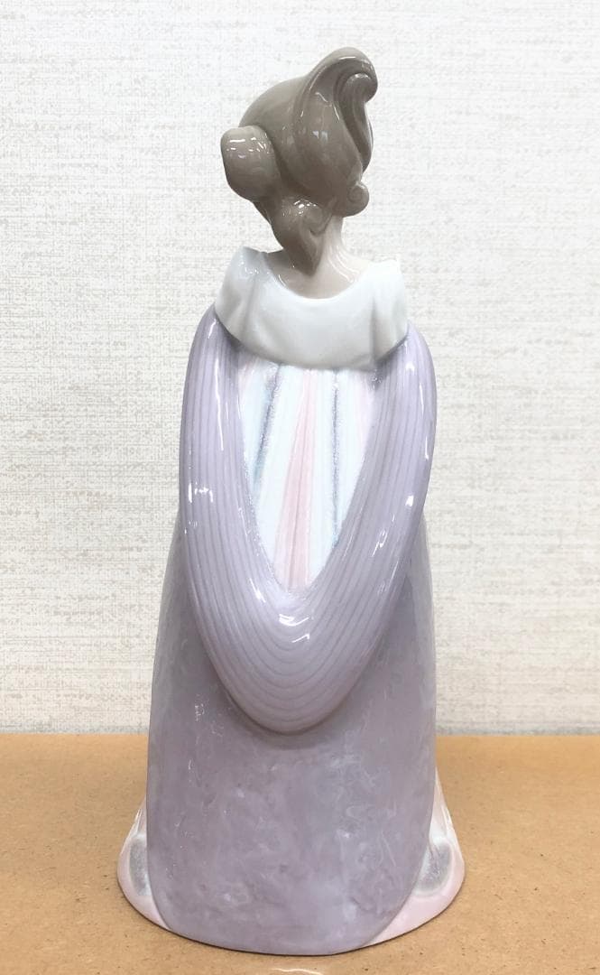 リヤドロ■花束を抱きしめている少女　磁器人形　フィギュア　置物　メルヘンチック